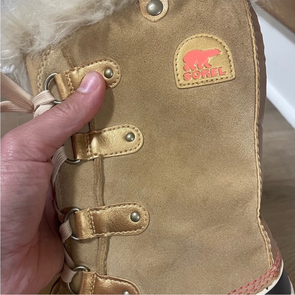 Sorel tan and gold Winter Boots with faux fur size 7 - Picture 9 of 13
